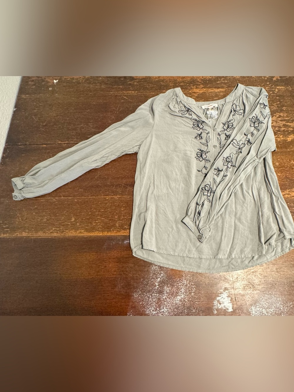 Embroidered V-Neck Long-Sleeve Blouse in Light Gray